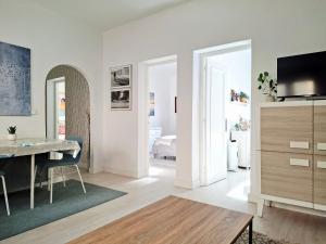 a living room with a desk and a bedroom at Muy acogedor, a 5 min a pie del centro, Cama 1'60, Wifi y Netflix in San Vicente de la Barquera