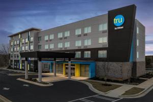 a building with a td bank sign in a parking lot at Tru By Hilton Stockbridge in Stockbridge