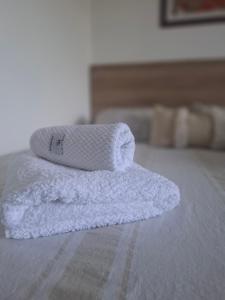 a white towel sitting on top of a floor at Monoambiente luminoso con Jacuzzi Relax y estilo in Córdoba +25 photos
