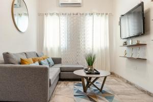 a living room with a couch and a table at Departamento privado 12 min Malecón in La Paz
