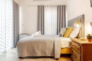a bedroom with a bed and a dresser at Departamento privado 12 min Malecón in La Paz