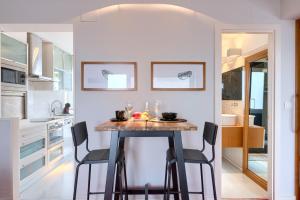 a kitchen with a wooden table and chairs at Apartamento Bilbao Aeropuerto - Derio in Derio