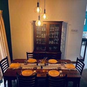 a dining room table with chairs and a tableablish at Ceylon Airport Apartment in Raddoluwa