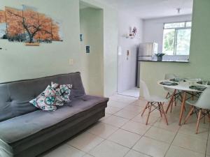 a living room with a couch and a kitchen with a table at Apt 3Q Confort Aeroporto Confis Próx Cid Galo e Cid Admininstrativa Gov in Vespasiano