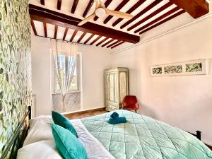 a bedroom with a large bed and a window at Agriturismo CasaViVa in Pozzo