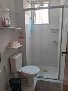 a white bathroom with a shower and a toilet at Apt 3Q Confort Aeroporto Confis Próx Cid Galo e Cid Admininstrativa Gov in Vespasiano +22 photos