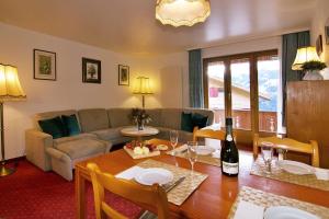 a living room with a table and a couch at Chalet Miravalle 2 in Wengen