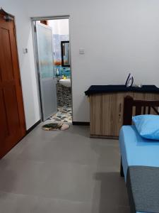 a room with a bed and a bathroom with a tub at Sanda Villa Dodanduwa in Dodanduwa