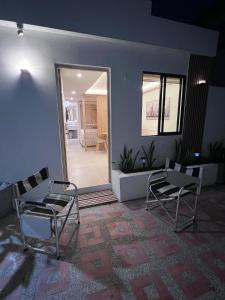 a living room with two chairs and a mirror at Aerobeach Apartments in Cartagena de Indias
