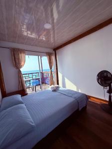 a bedroom with a bed with a view of the ocean at Roma beach in Cartagena de Indias