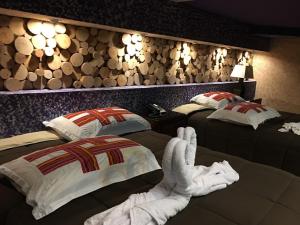 a hotel room with two beds with towels on them at Hotel La Cabaña in Ciudad Melchor de Mencos