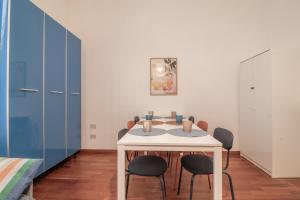 a room with a table and chairs and a bed at Long John Apartment in Rome