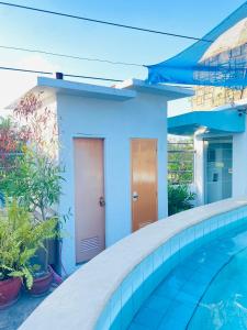 a house with a swimming pool in front of it at Fields Palace Hotel in Angeles