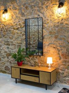 a mirror on top of a dresser with a lamp at Los tres castells in La Senia