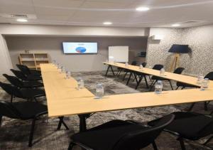 a conference room with a long table and chairs at Zenao Appart'hôtels Suresnes in Suresnes