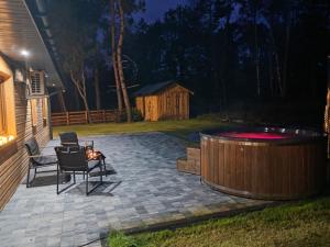 a patio with a hot tub and a table and chairs at Radość o poranku in Smardzew