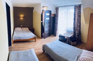 a bedroom with two beds and a window at Zielone Zacisze in Krościenko