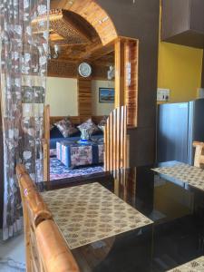 ein Wohnzimmer mit Sofa und Tisch in der Unterkunft Cafe Saffron Sips & Stays - Alpine Suites Naggar Near Manali in Nagar