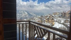 Blick auf einen schneebedeckten Berg von einem Balkon in der Unterkunft Cafe Saffron Sips & Stays - Alpine Suites Naggar Near Manali in Nagar