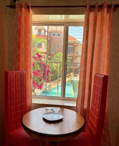 a table and two chairs in front of a window at Hotel La Cabaña in Ciudad Melchor de Mencos