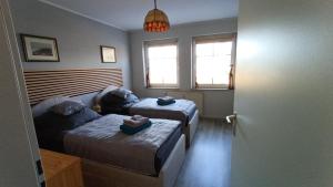 ein kleines Zimmer mit zwei Betten und einem Fenster in der Unterkunft FeWo Wölfer in Velten