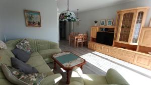 ein Wohnzimmer mit Sofa und Tisch in der Unterkunft FeWo Wölfer in Velten