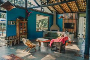 a living room with a couch and a table at Chacara da Dinda in Piraquara