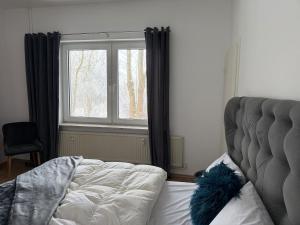 ein Wohnzimmer mit einem Bett und einem Fenster in der Unterkunft Deich Kate in Wurster Nordseeküste + 6 Fotos
