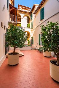 a courtyard with two potted trees in a building at il Souvenir in Foligno