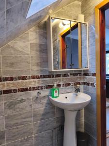 a bathroom with a sink and a mirror at Lugnt gästhus nära hav, natur och vandring in Glumslöv +43 photos