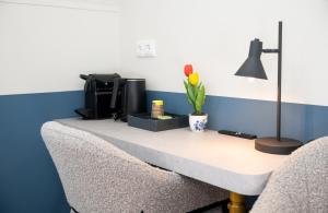 a table with a couch and a lamp on it at Giethoorn Old Art Hotel in Giethoorn +50 photos