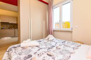 a bedroom with a large bed with towels on it at Casa Vino - Gardagate in Salò