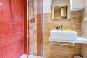 a bathroom with a sink and a shower at Casa Vino - Gardagate in Salò +11 photos