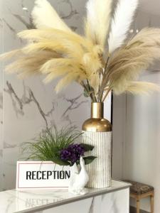 a vase with feathers on top of a table at Hôtel Claridge's in Menton