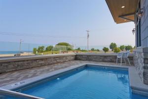 a swimming pool on top of a house at Hampton Inn & Suites Manistee, Mi in Manistee