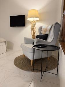 a living room with a chair and a table at Studio Lakeview in Ennetbürgen
