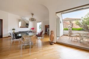 a living room with a glass table and chairs at Imperial Terrace suite in Milan