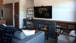 a living room with a couch and a fireplace at 3306 Studio, Condo sur le Lac in Lac-Superieur +60 photos