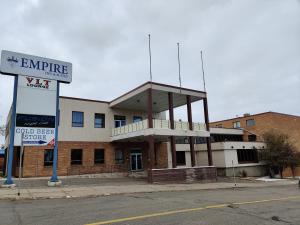 a building with a sign in front of it at Empire Inn in Brandon