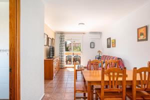 a kitchen and dining room with a table and chairs at Jardín del Golf2 9 1A in Novo Sancti Petri