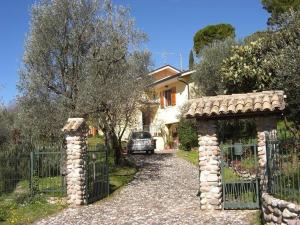 a gate in front of a house with a car at Villa Rocca in Marciaga