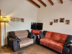 a living room with a couch and a tv at Casa de Coral in Santa Lucía