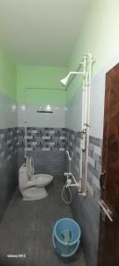 a bathroom with a toilet and a shower in it at Mahadev Residency templeview in Tiruvannāmalai