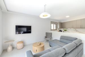 a living room with a couch and a table at Villa Nazar in Xiropigado