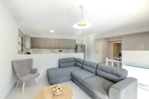 a living room with a couch and a table and a kitchen at Villa Nazar in Xiropigado