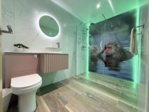 two monkeys in the shower in a bathroom at The Arundell Hotel in Boston