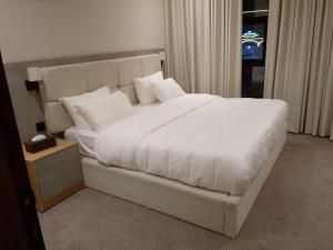 a large white bed in a hotel room at فندق الوعل بالخفجى in Khafji +23 photos