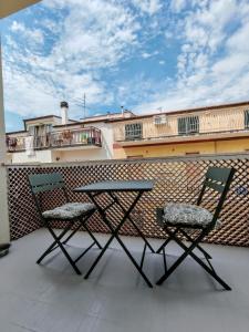 two chairs and a table on a balcony at Termoli in una stanza in Termoli