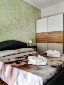 a bedroom with a large bed with towels on it at Termoli in una stanza in Termoli