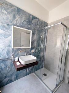 a bathroom with a sink and a shower at Termoli in una stanza in Termoli